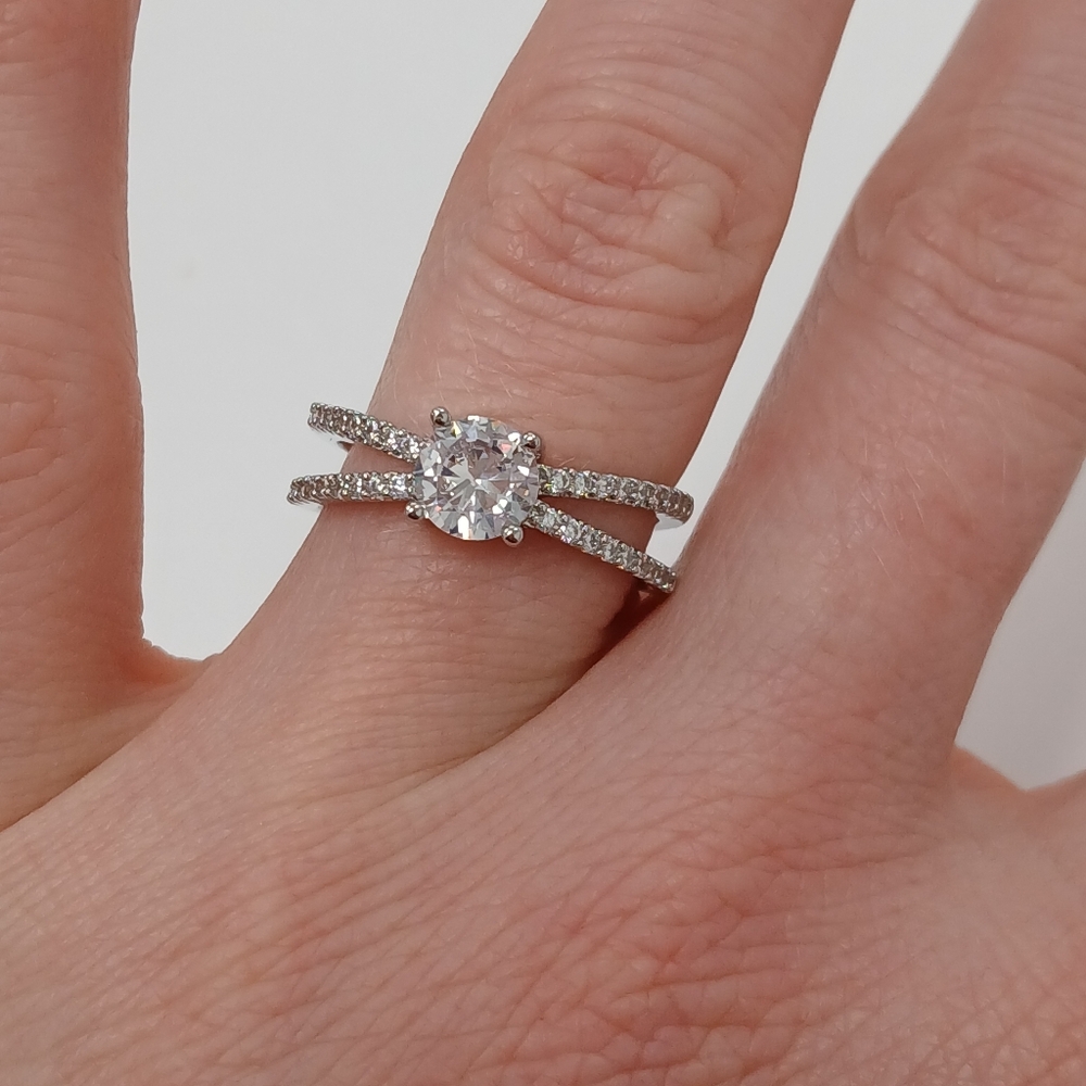 Nwot 18k White Gold Plated Double Band Size 7 Ring CZs